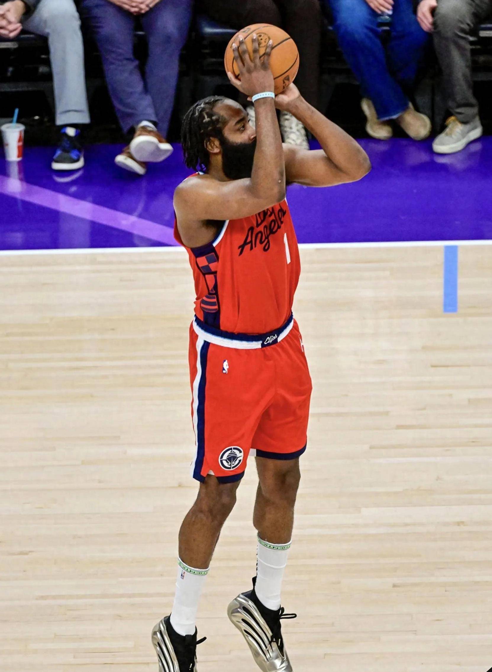 转折点克里夫兰骑士回应争议，NBA季后赛转会期攻防权衡，话题不断，赛程密集仍需轮换的简单介绍