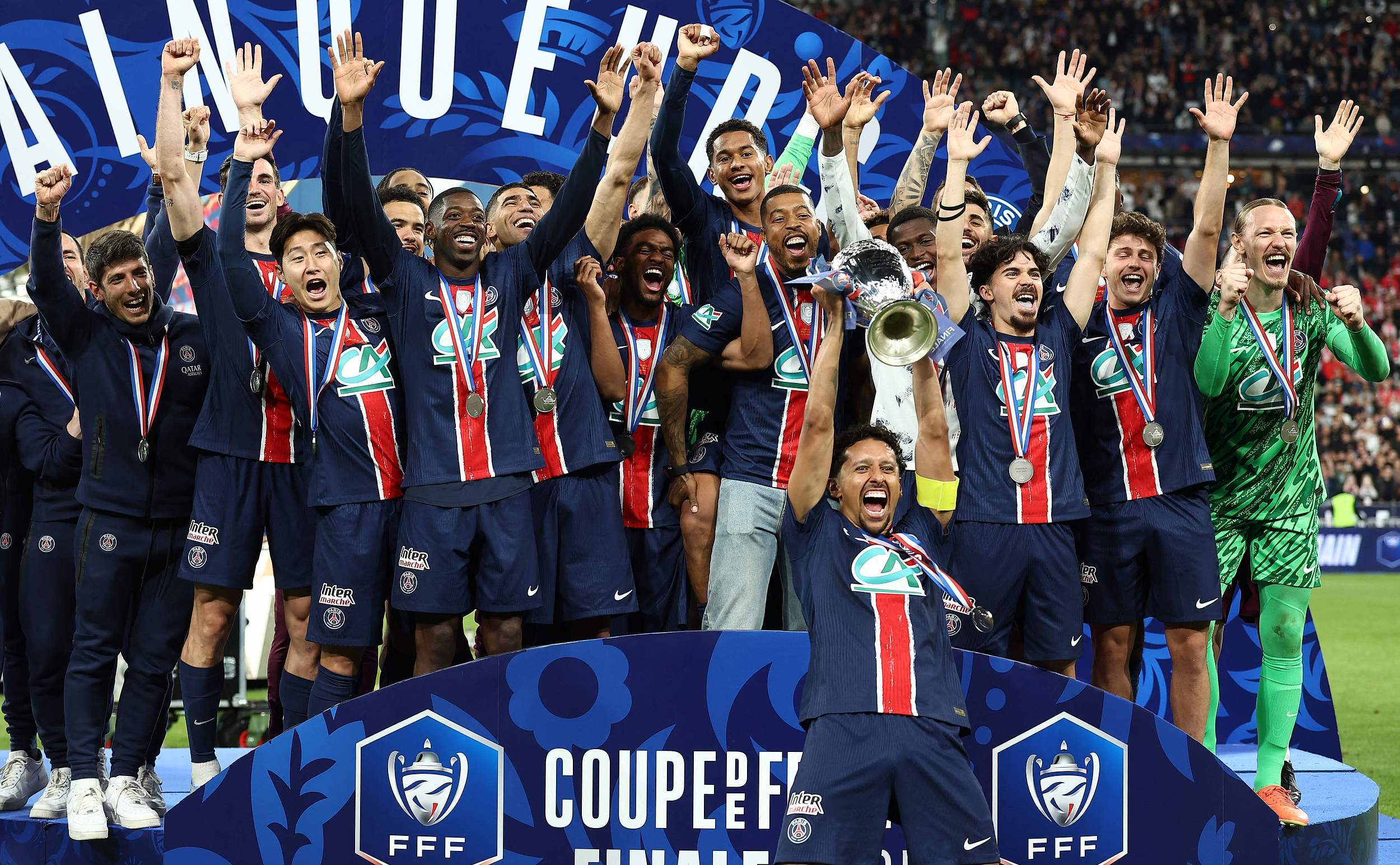 里程碑夜！巴黎圣日耳曼回应争议，欧联国际比赛日刷纪录，引发热议，年轻球员得到机会的简单介绍