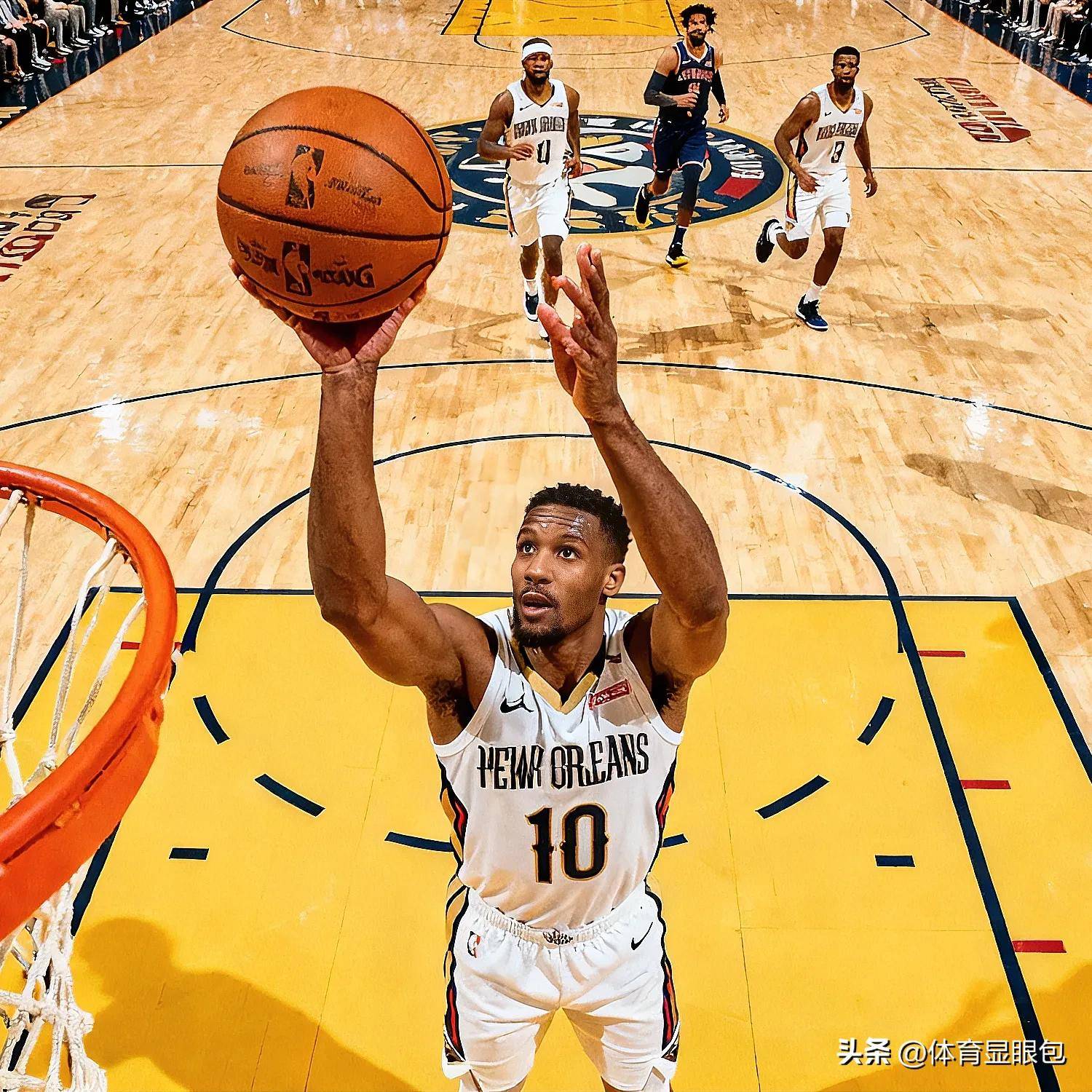 包含新奥尔良鹈鹕训练开放日，清晨防线松动引欢呼，NBA常规赛在即，年轻球员得到机会的词条